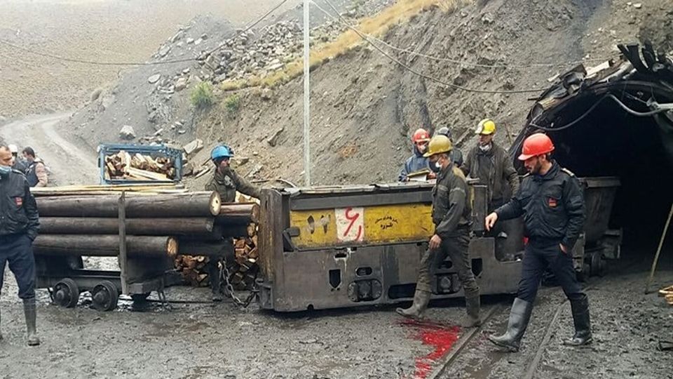 تصویری از عملیات نجات کارگران معدن طزره