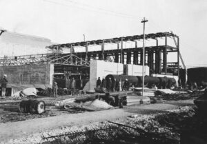 کارگران در حال ساخت پالایشگاه آبادان در سال 1290