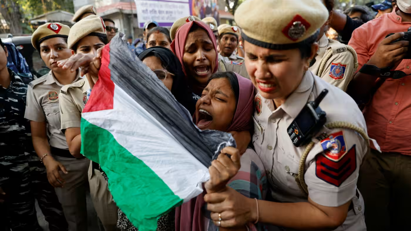 پلیس هند یک تظاهرکننده را بازداشت می‌کند، دهلی نو، 27 اکتبر 2023