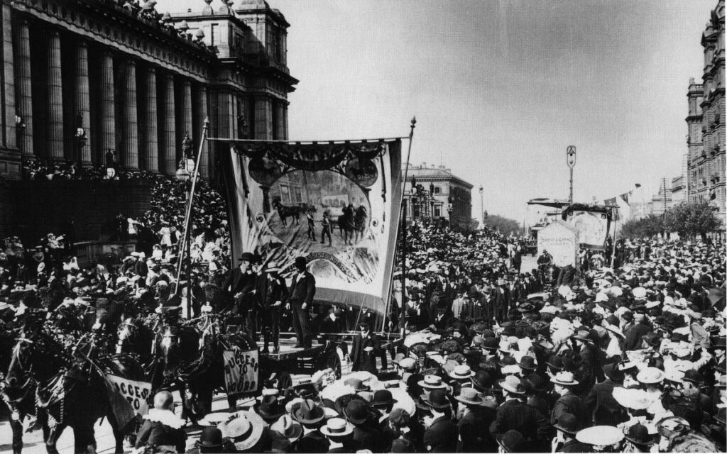 تظاهرات کارگران برای مطالبۀ روز کاری 8 ساعته، استرالیا، حدود سال 1900 میلادی