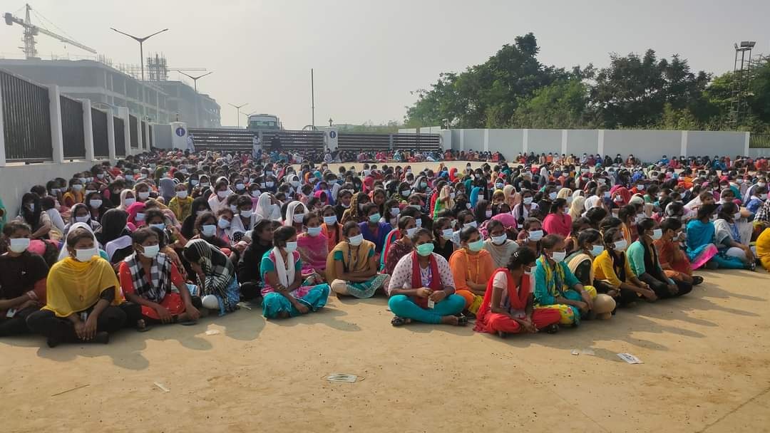هزاران کارگر زن هندی کارخانۀ سرهم‌بندی تلفن‌های همراه آیفون برای دستیابی به شرایط بهتر کاری اعتصاب کردند، ایالت تامیل نادو، دسامبر 2021